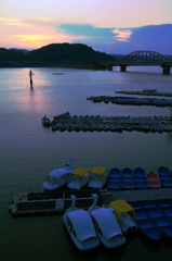 湖の夕景