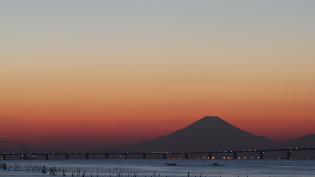 Magic hour of Aqua-Line