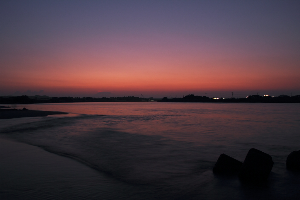 夕暮れの河口