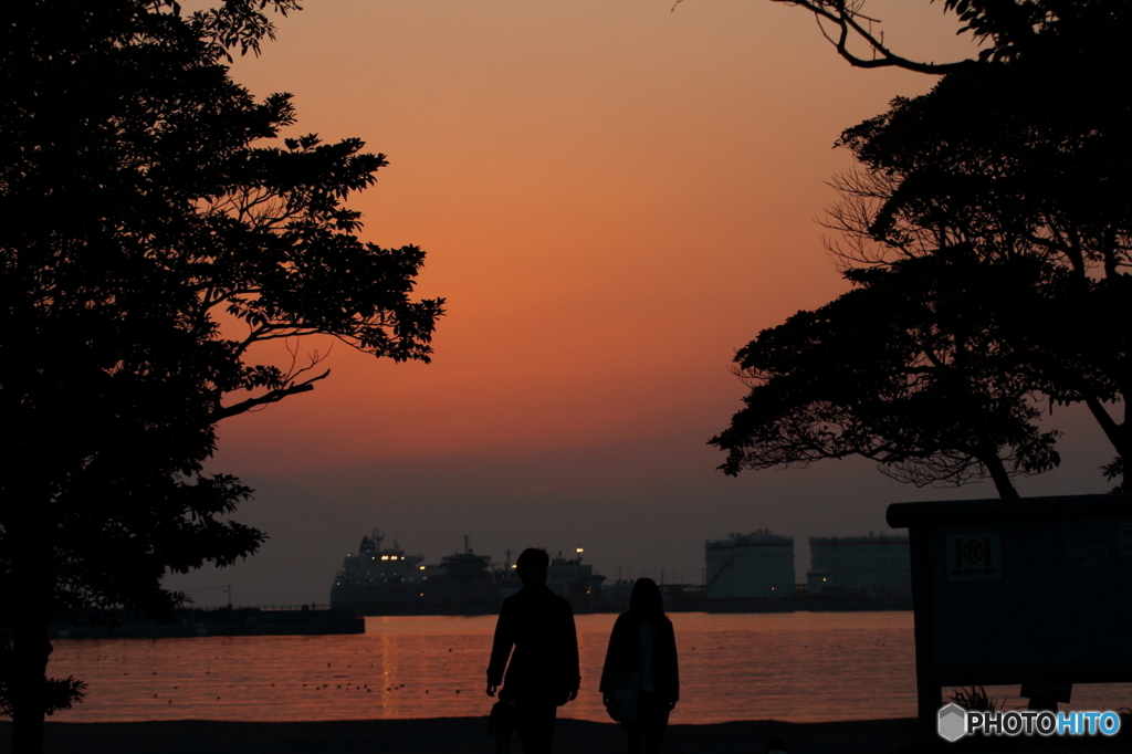 夕色を背に