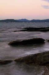 隆起した岩