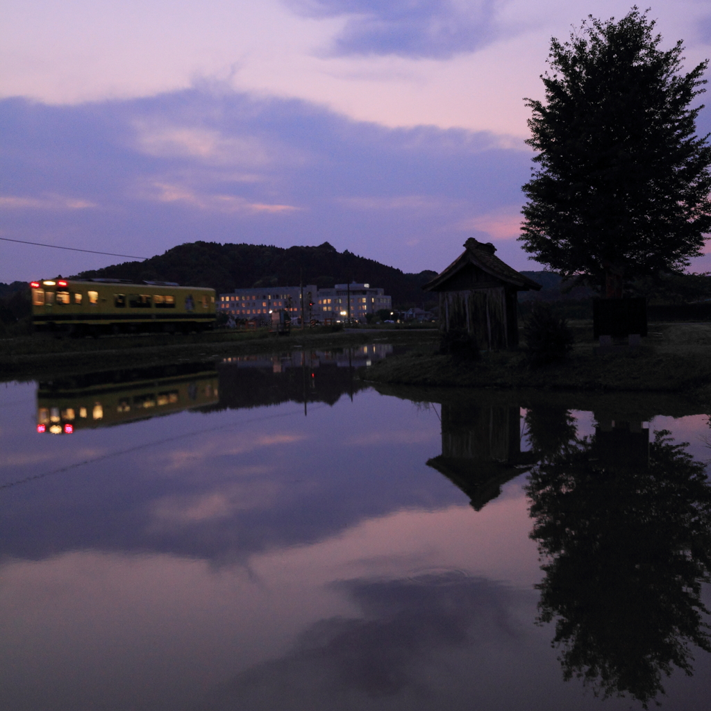 夕空を映す