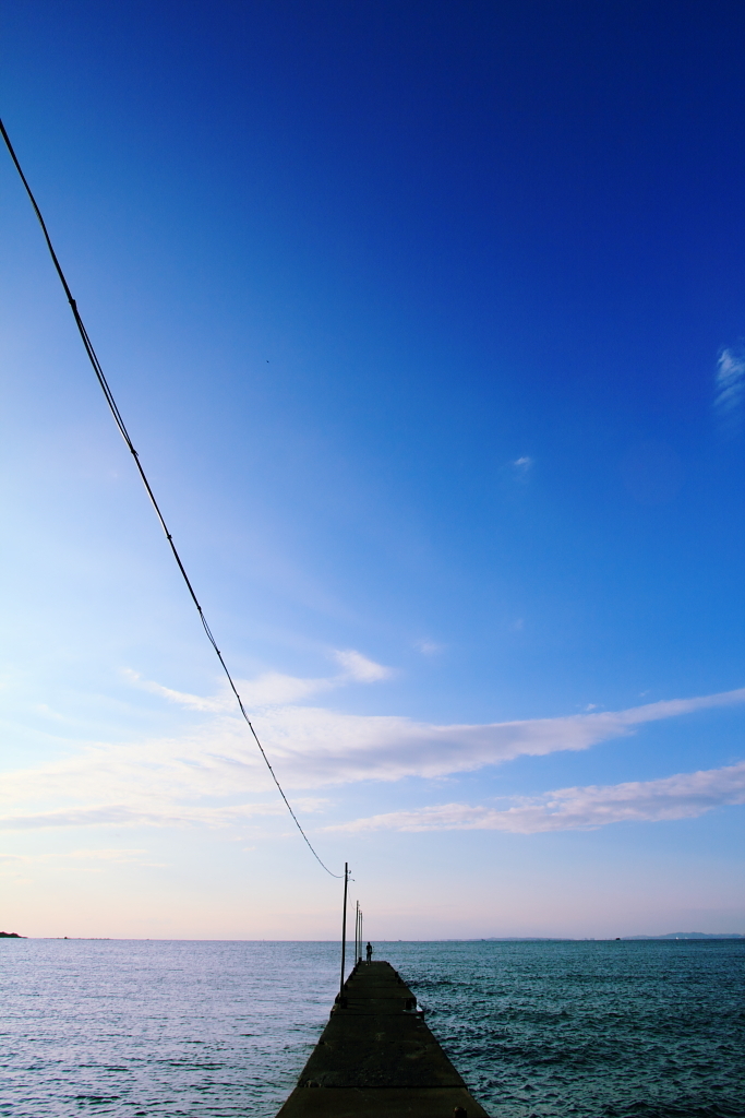海に向かって歩く