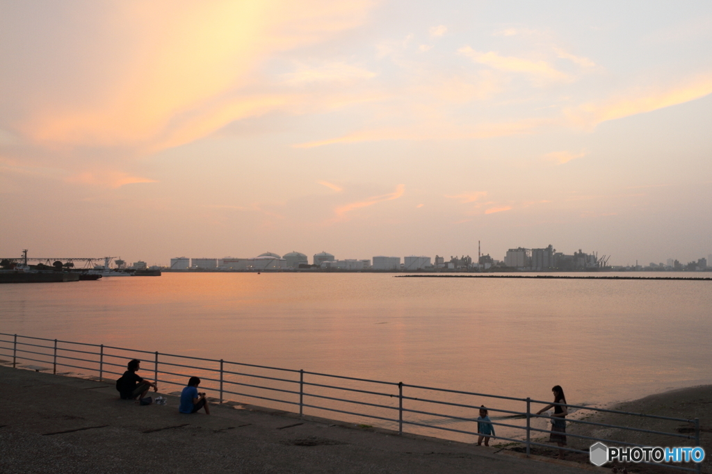 染まる港
