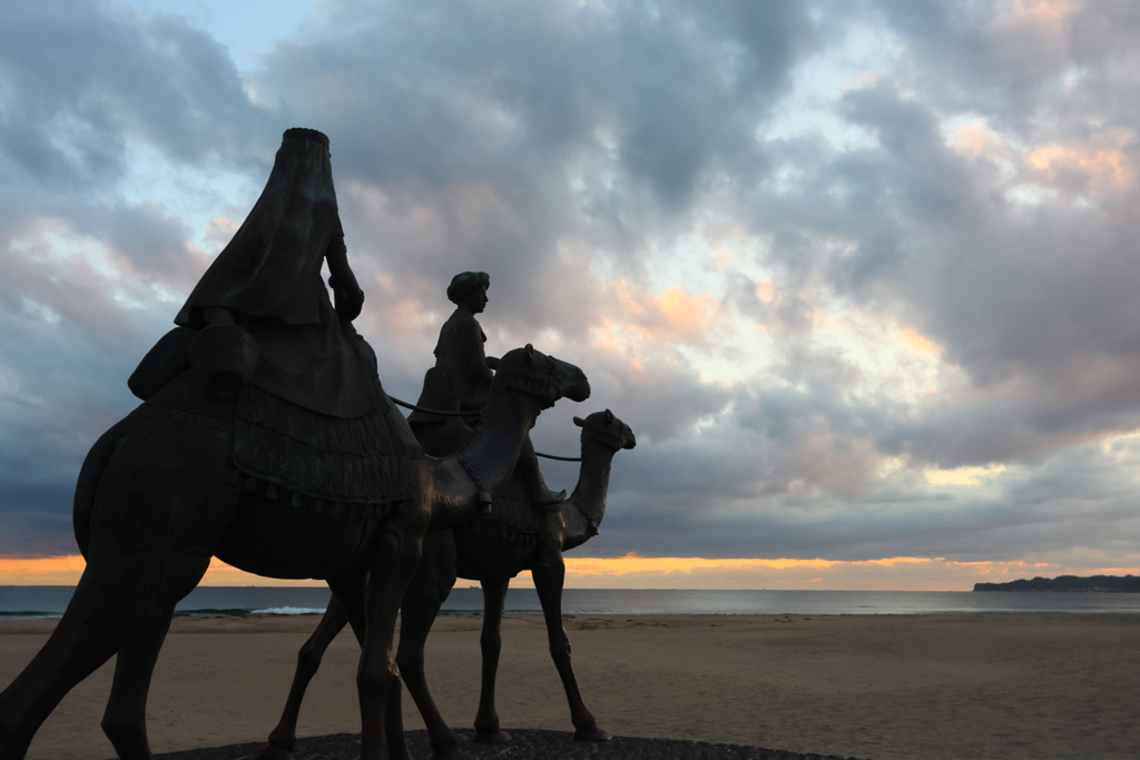 月の砂漠を’again'