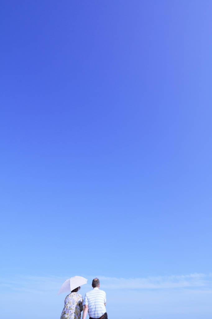 澄んだ空の下で