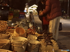 雑貨屋の店先で