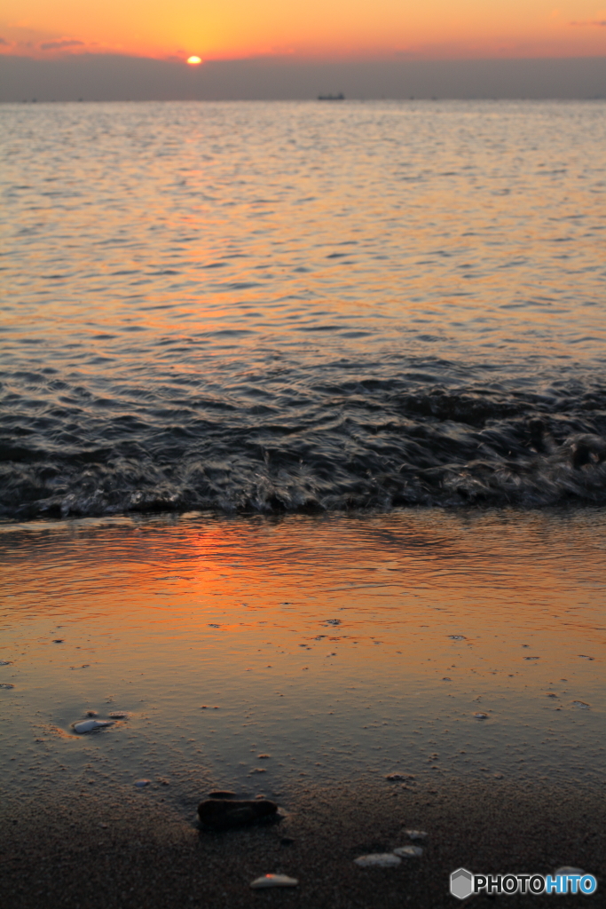 波打ち際の夕色