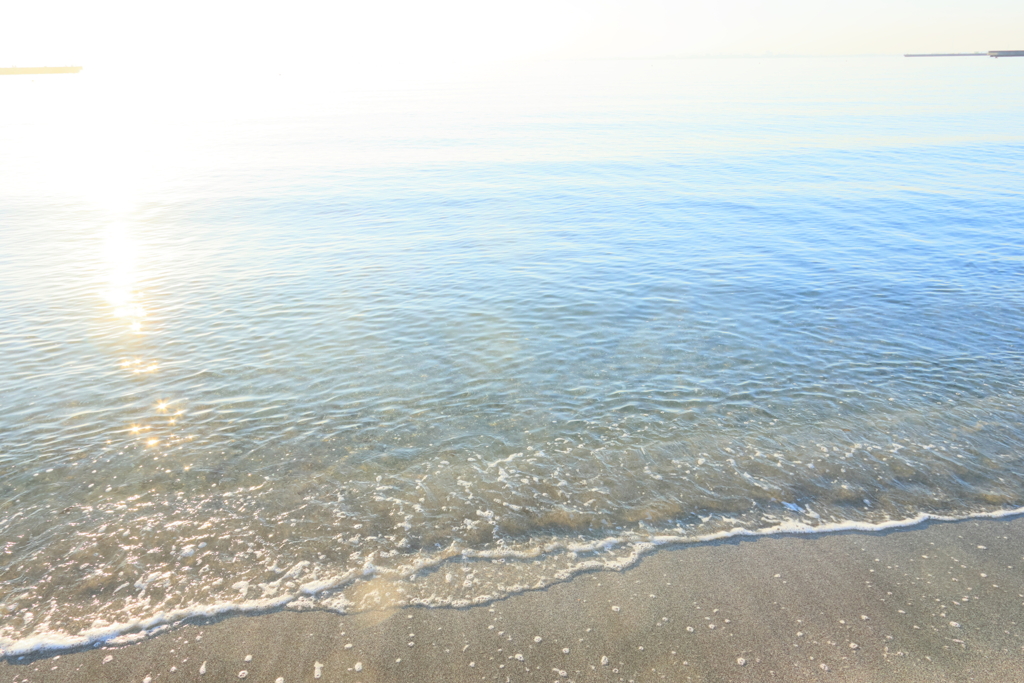 静かに打ち寄せる