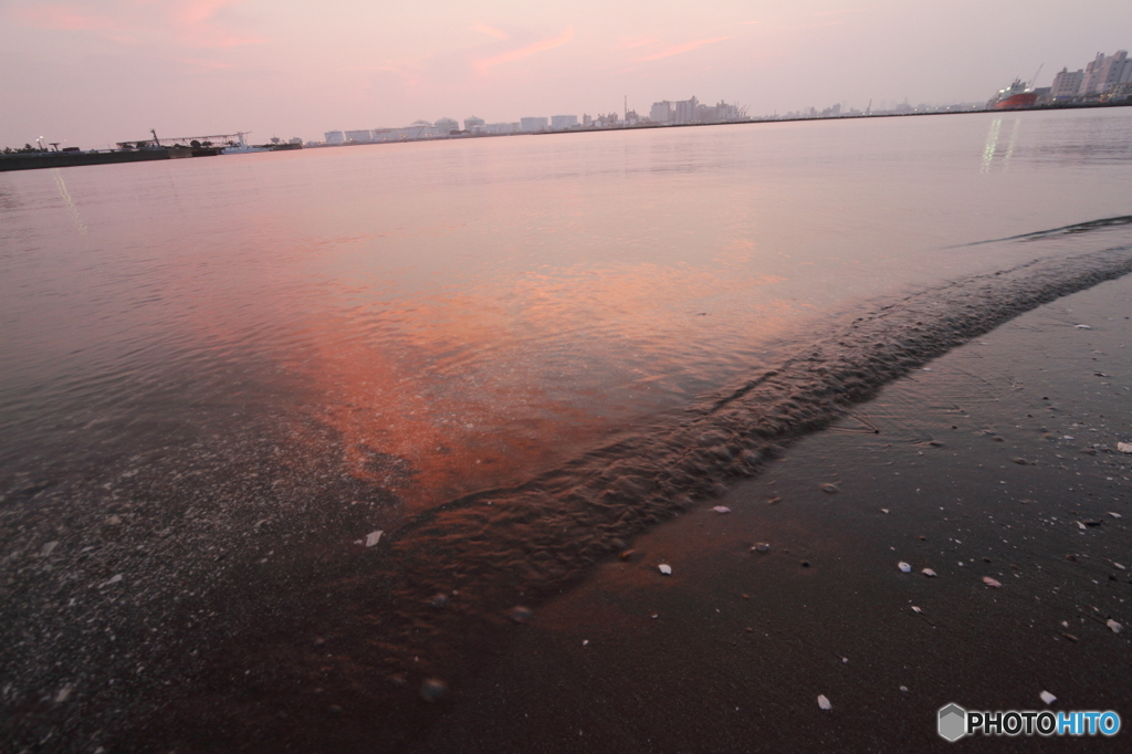 港の砂浜