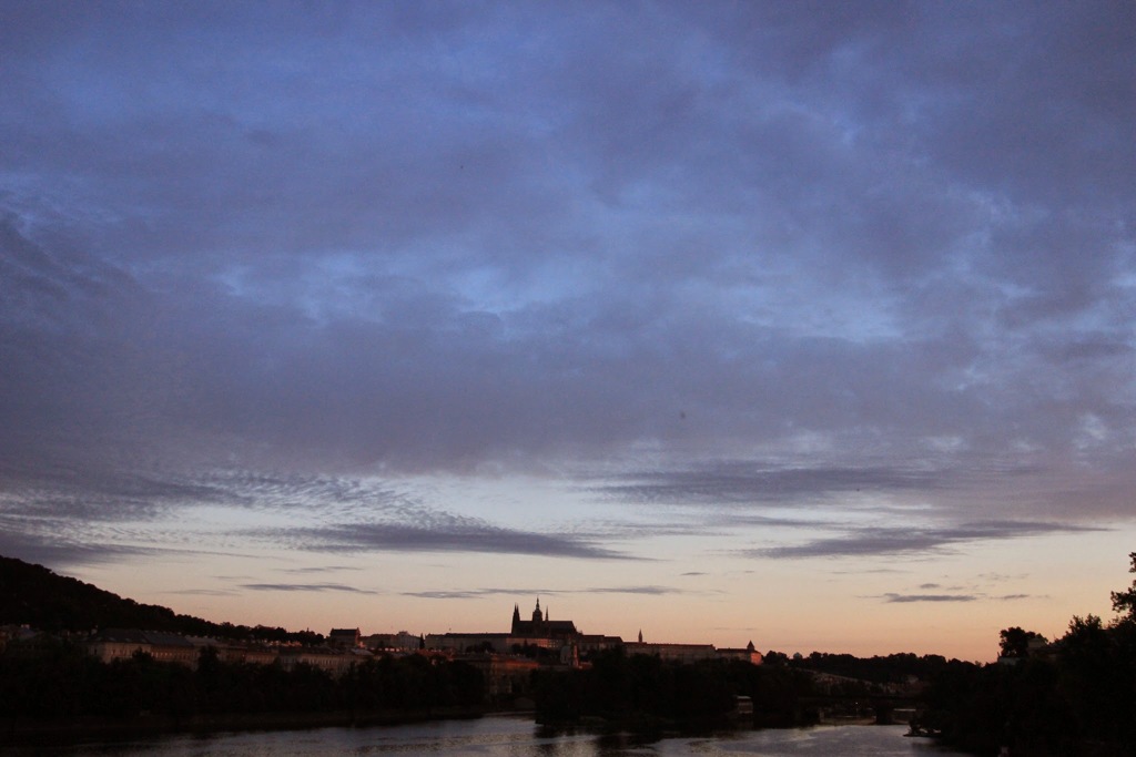 朝、プラハ、カレル橋