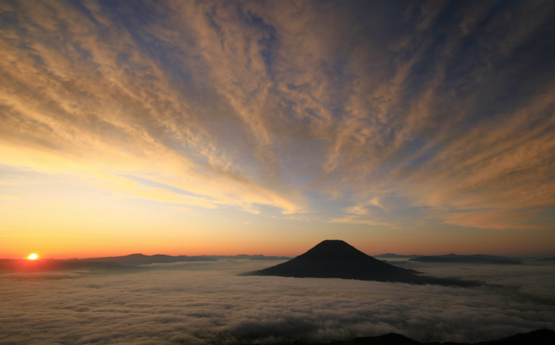 雲上の朝焼け　蝦夷富士