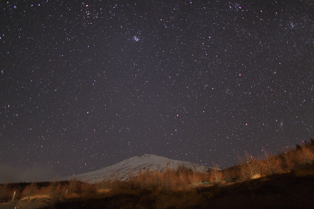 富士山頂と星々