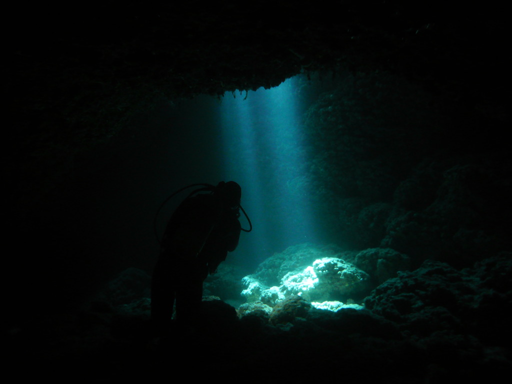 海の中の洞窟