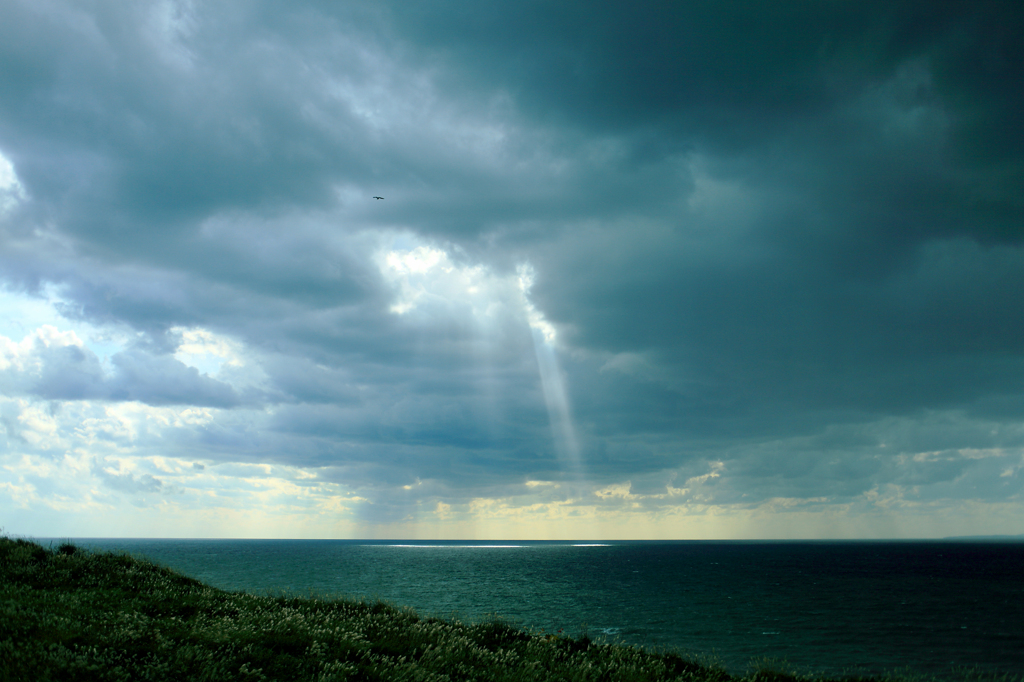 雲からさす日と碧の海