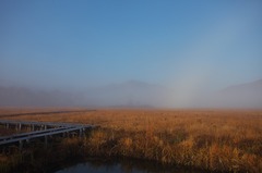 朝霧の尾瀬ヶ原(白虹の向こうの至仏山)