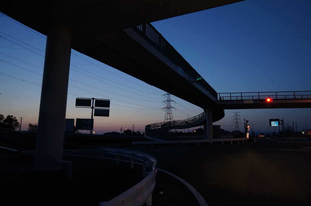 夕暮れの歩道橋