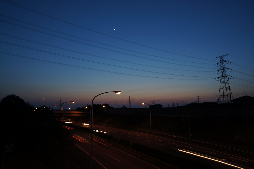 夕暮れの東名高速道路