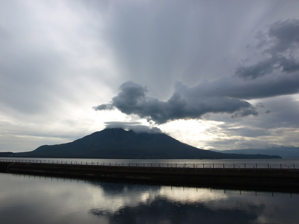 小雨舞う桜島