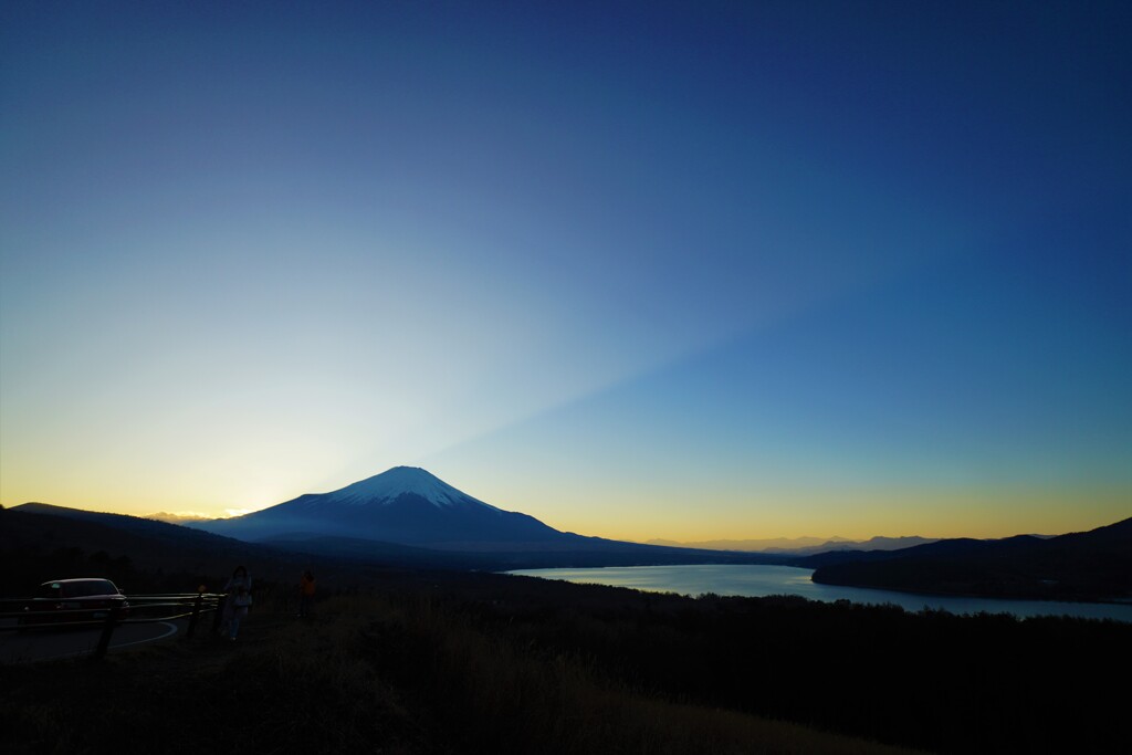 延びる山影