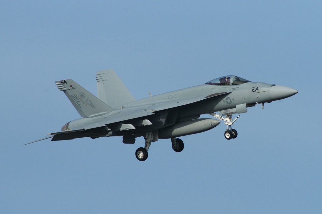 F/A-18E　NF214
