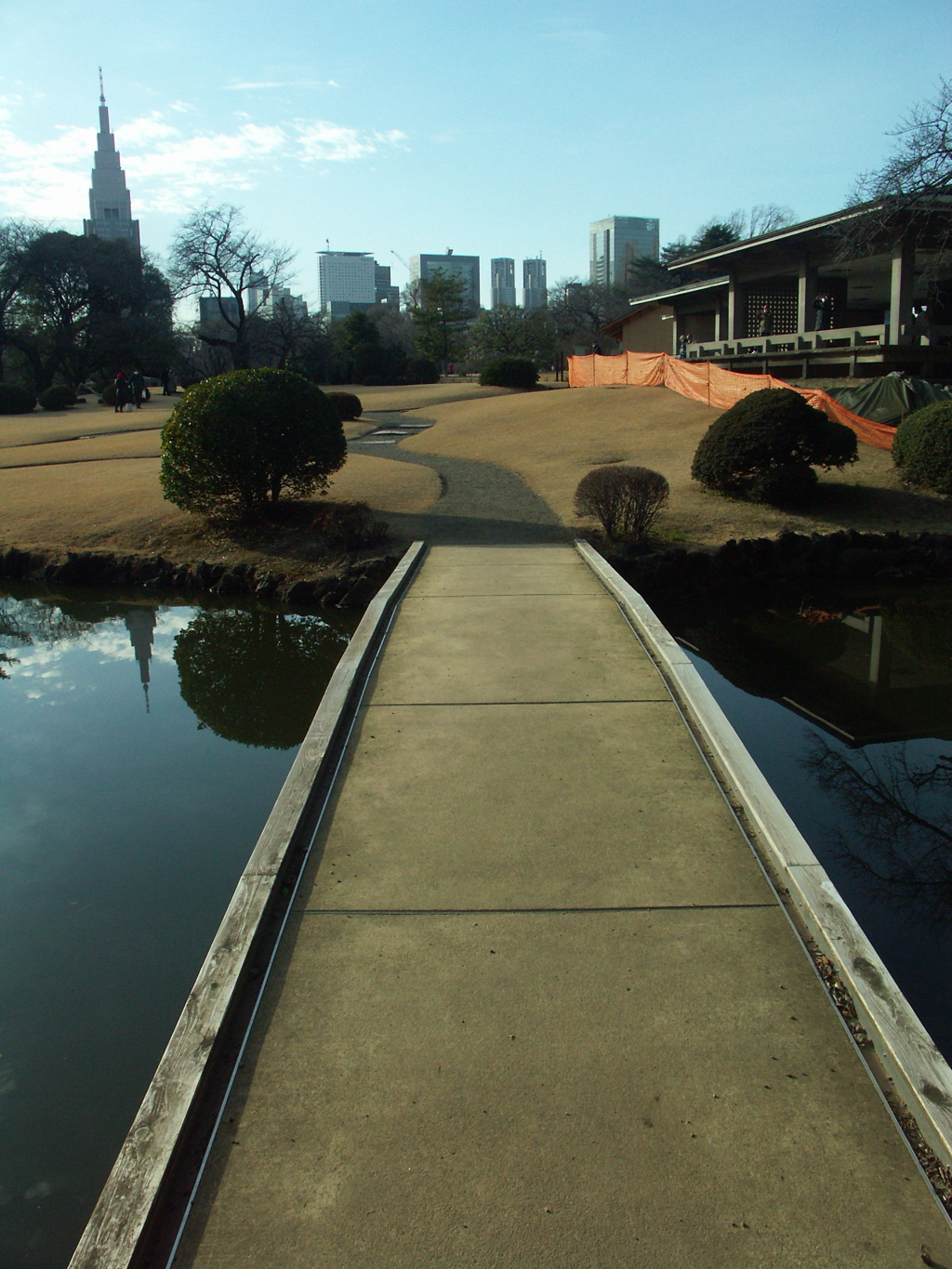 公園と高層ビルが同居する空間