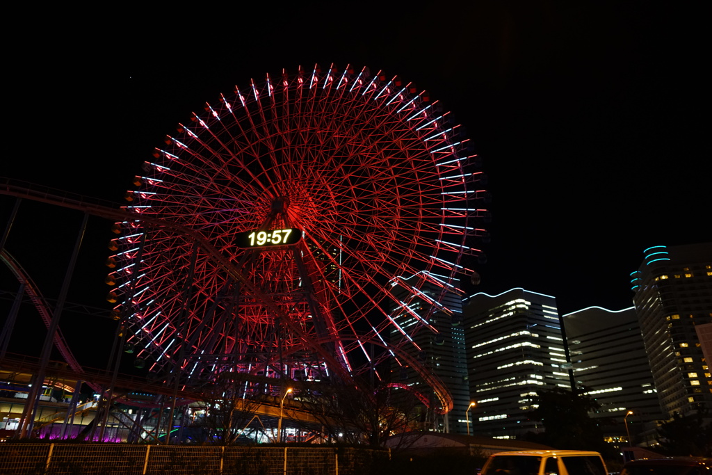 観覧車とみなとみらいビル群