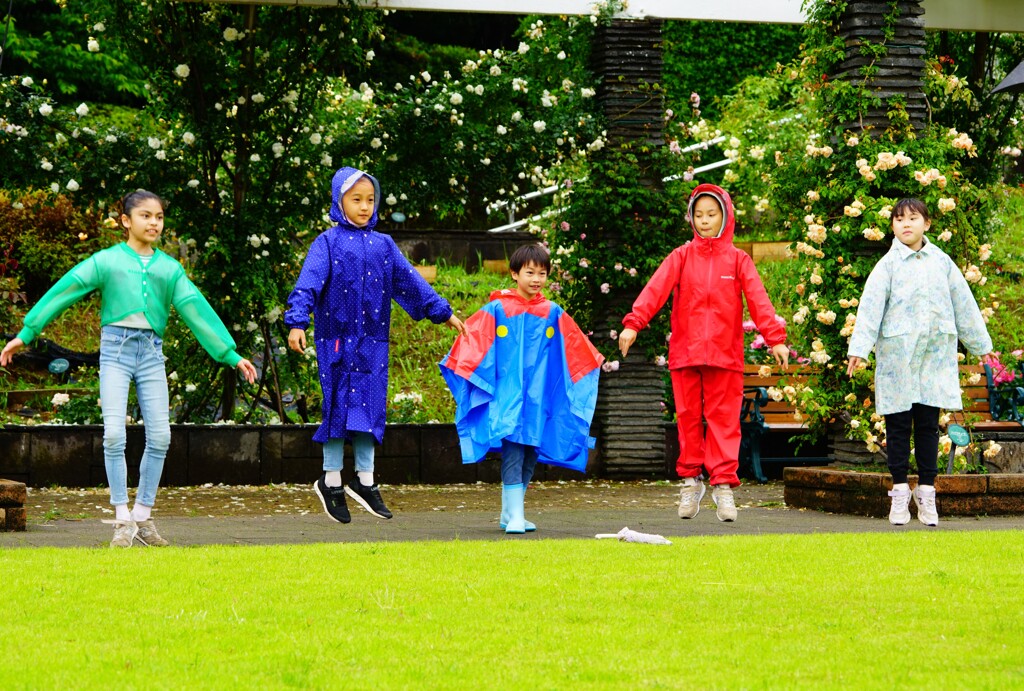 Dancing Children　①