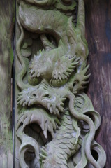 睨