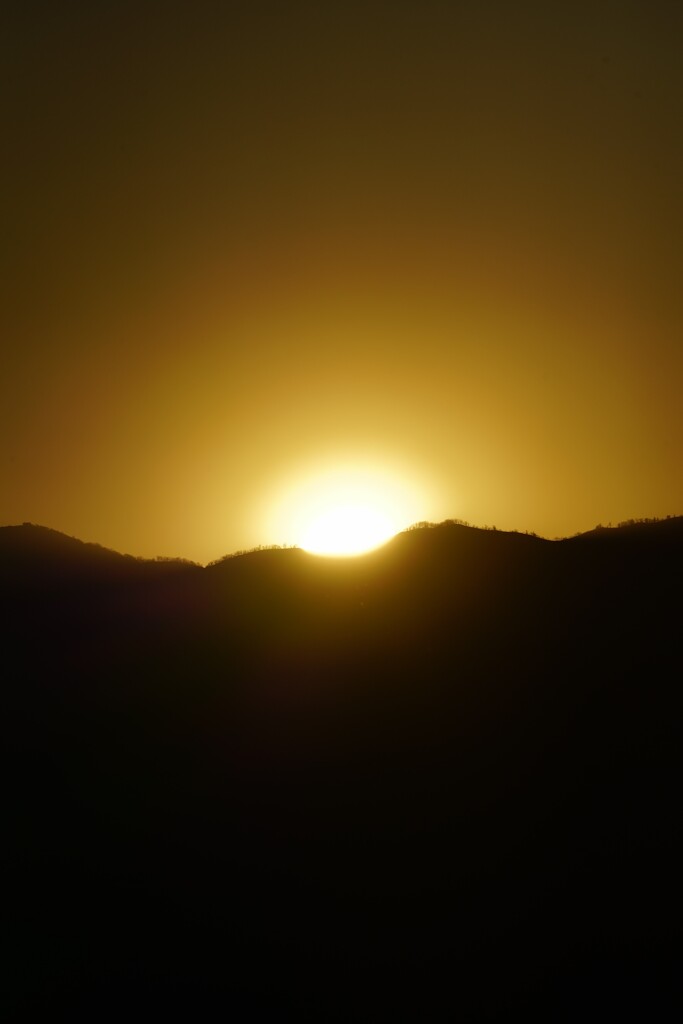 稜線に沈む夕日（3月5日）