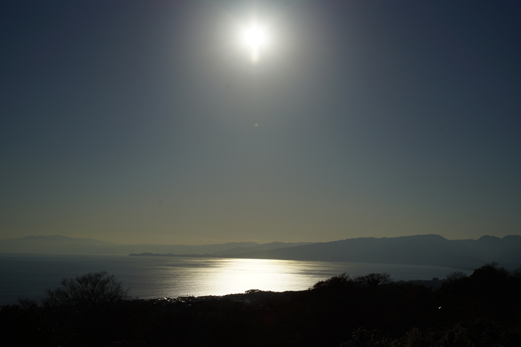 冬の太陽と相模湾