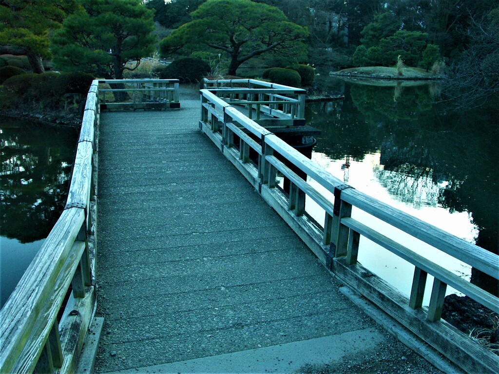 「言の葉の庭」の木道橋