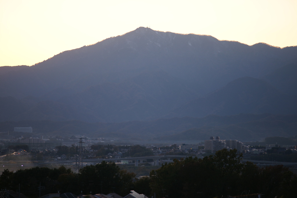 大山と街並み