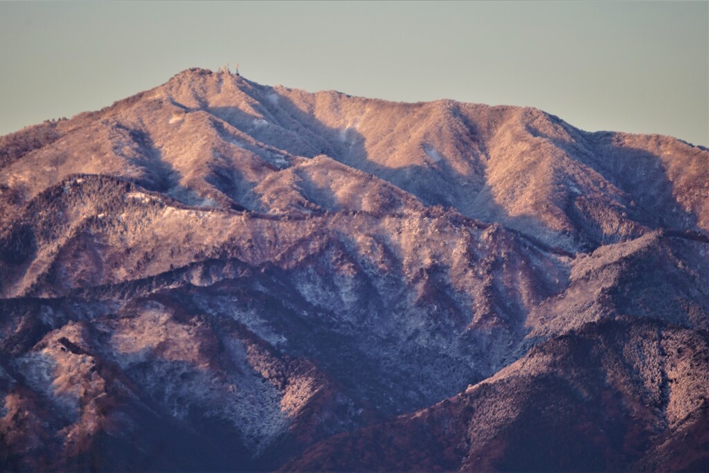 朝日を浴びる大山（阿夫利山）