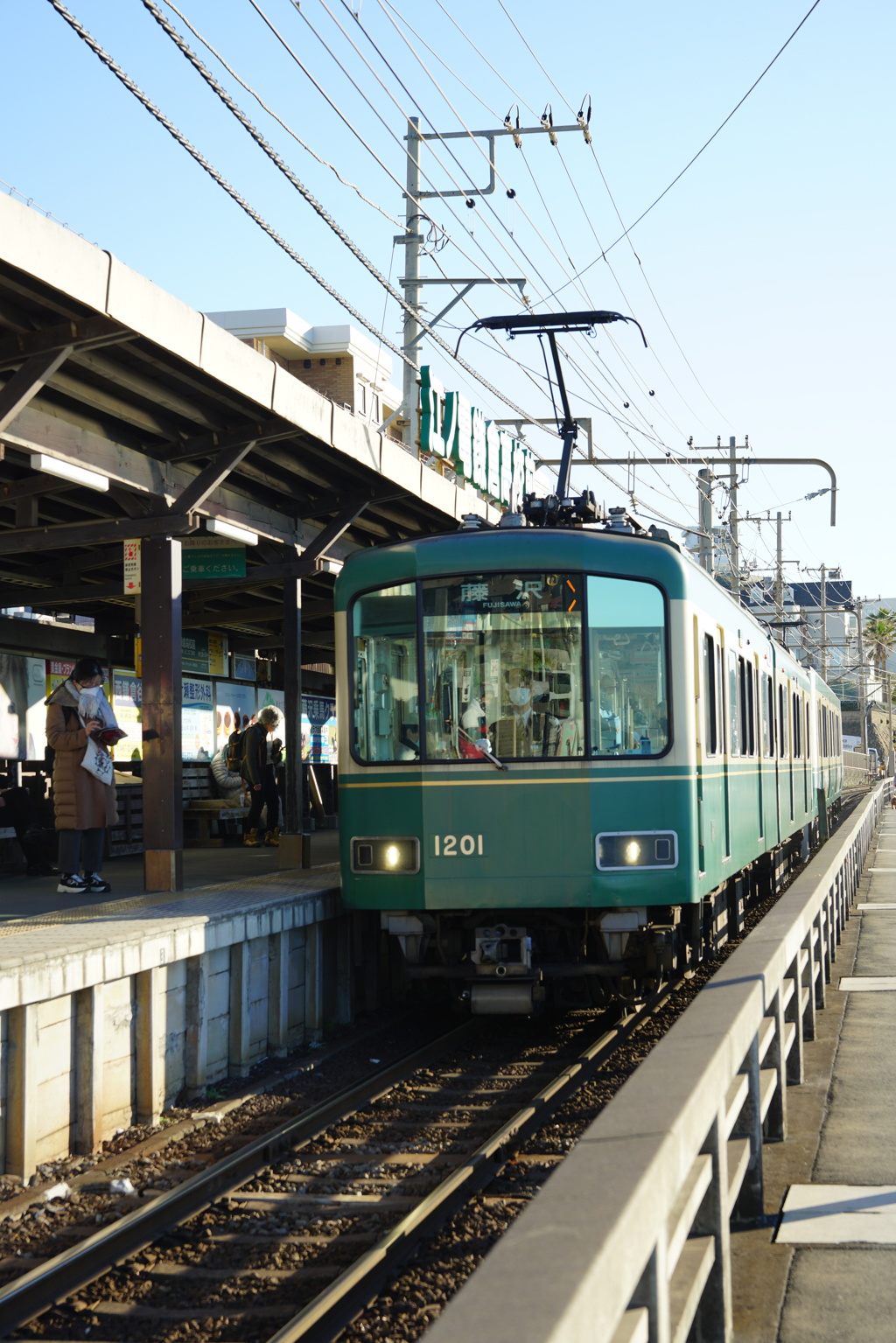 鎌倉高校前駅（藤沢行き列車）