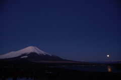 薄明りの富士山と満月と山中湖