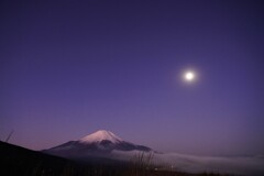 月と富士山