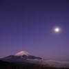 月と富士山