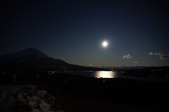 満月夜の富士山と山中湖