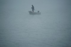 湖上の釣り人