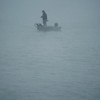 湖上の釣り人