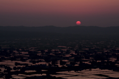 散居村に沈む太陽