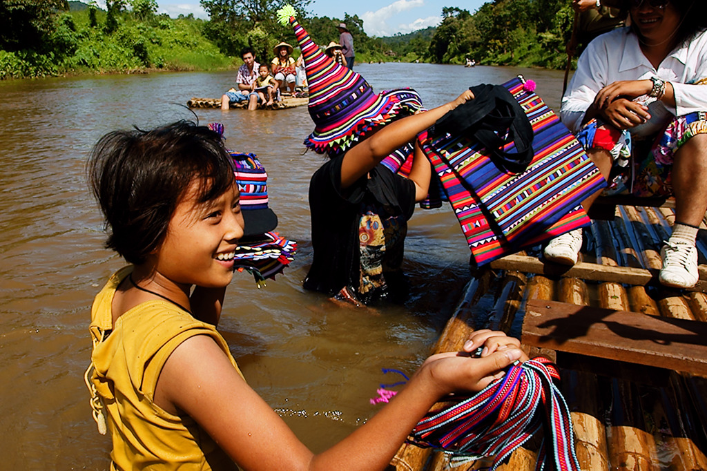 川の中の物売り