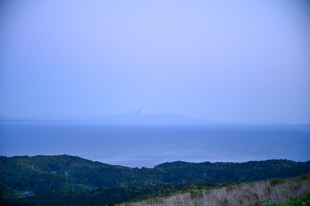 遠くに山