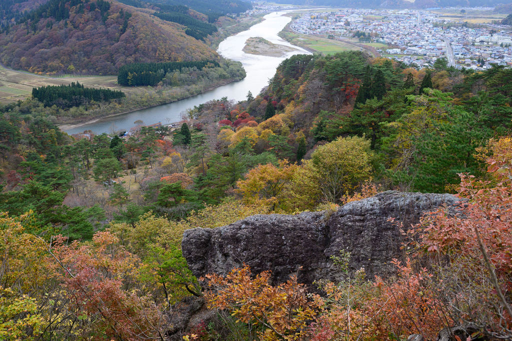山肌の色づきを見下ろす