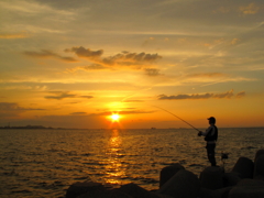 夕日を釣る人