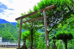 力強く聳え立つ