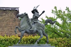 見上げるは故郷の地