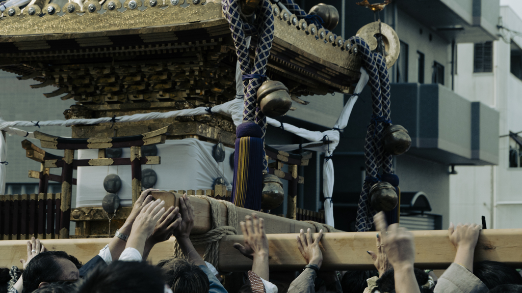揺れる神輿