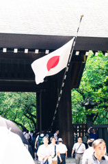 風になびく日の丸